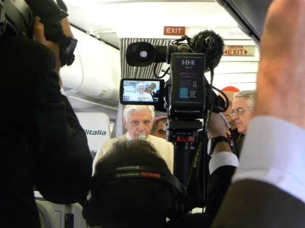 Benedetto XVI in volo verso il Libano nel 2012 |  | AA