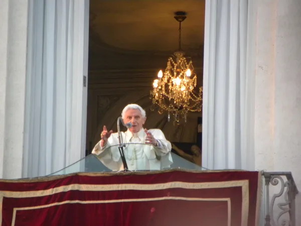 La benedizione di Benedetto XVI il 28 febbraio 2013 a CastelGandolfo |  | Angela Ambrogetti
