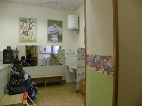 Una stanza di attesa per le visite a mamme e bambini |  | Angela Ambrogetti