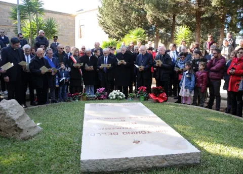 Il Cardinale Parolin prega sulla tomba di Don Tonino Bello |  | La Gazzetta del Mezzogiorno