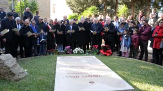 Il Cardinale Parolin in preghiera sulla tomba di Don Tonino Bello