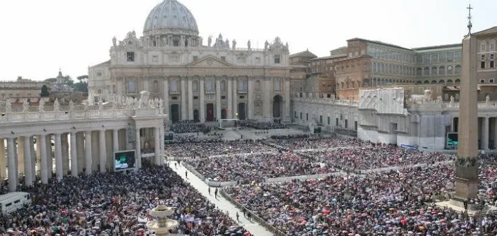 I movimenti in Piazza San Pietro con Giovanni Paolo II |  | focolare.org