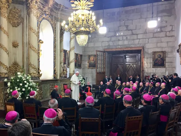Il Papa con i vescovi cileni |  | TW Antonio Spadaro 