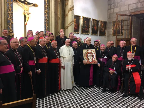 Il Papa con i vescovi del Cile |  | TW Antonio Spadaro 