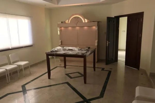 Un dettaglio degli interni della Sinagoga di Dubai / theyeshivaworld