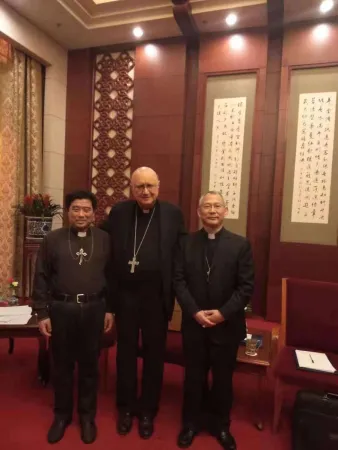 L'arcivescovo Claudio Maria Celli durante la sua missione in Cina, tra i vescovi Zhuang e Guo, che hanno lasciato su richiesta vaticana la guida delle loro diocesi per aiutare a favorire l'accordo | da Twitter @francescosisci