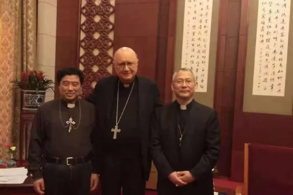 L'arcivescovo Claudio Maria Celli durante la sua missione in Cina, tra i vescovi Zhuang e Guo, che hanno lasciato su richiesta vaticana la guida delle loro diocesi per aiutare a favorire l'accordo / da Twitter @francescosisci