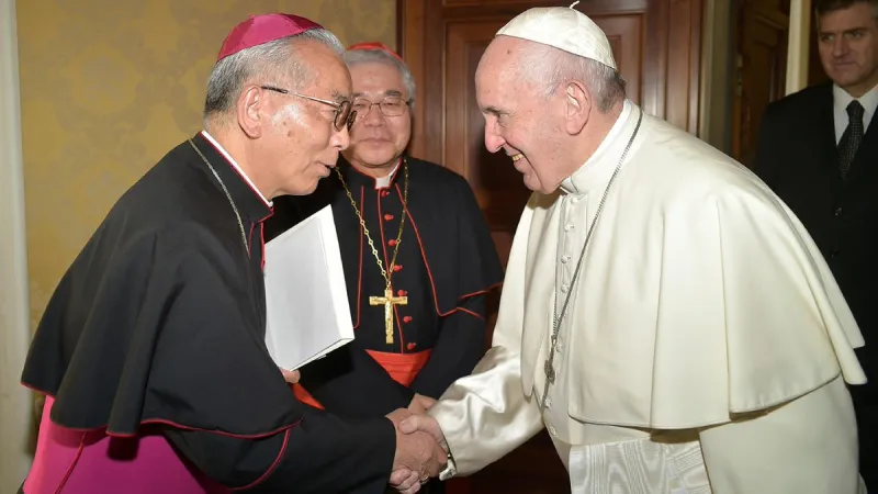 Papa Francesco saluta l'arcivescovo Takami di Nagasaki al termine dell'udienza ai presuli del Giappone del 17 dicembre scorso  | Vatican News