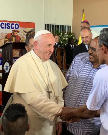 Papa Francesco arriva all'Hogar el Buen Samaritano per l'Angelus, Panama, 27 gennaio 2019 | Twitter @antoniospadaro