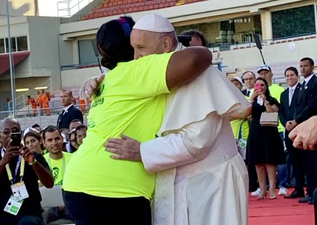 Il Papa abbraccia una volontaria della GMG |  | Antonio Spadaro TW