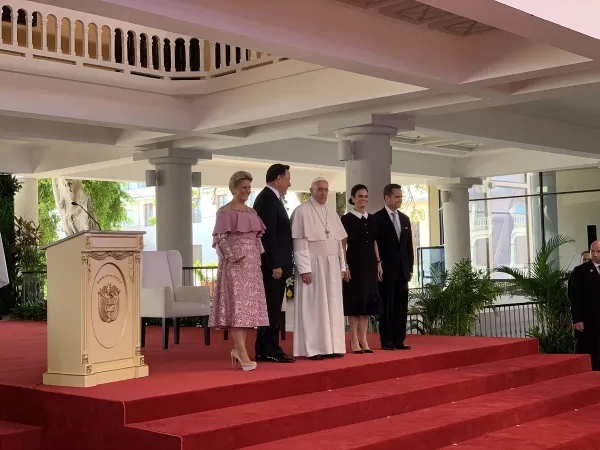 Papa Francesco a Panama | Papa Francesco con il presidente Varela e consorte al Palazzo della Cancelleria di Panama  | da twitter @antoniospadaro