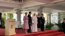Papa Francesco con il presidente Varela e consorte al Palazzo della Cancelleria di Panama  / da twitter @antoniospadaro