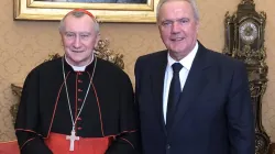 Il Cardinale Pietro Parolin con il commissario UE Nevan Mimica al termine del loro incontro in Vaticano del 15 febbraio 2019 / Twitter @MimicaEU