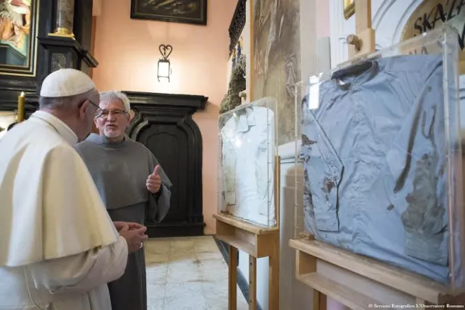 Il Papa davanti ai sai dei due martiri |  | LOR