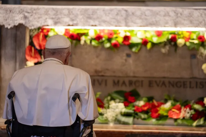 Il Papa in preghiera davanti alla tomba di S. Marco |  | Daniel Ibanez CNA