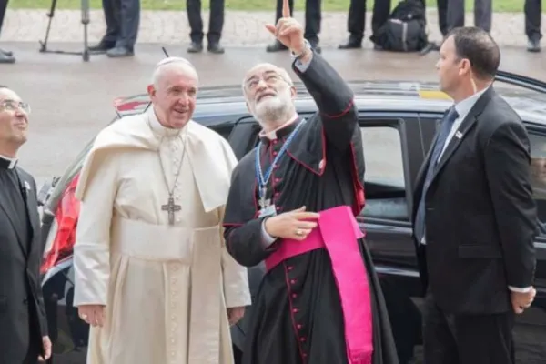 Il Cardinale Cristobal Lopez, allora arcivescovo, con Papa Francesco durante un momento della visita di Papa Francesco a Rabat, 30 marzo 2019 / InfoANS