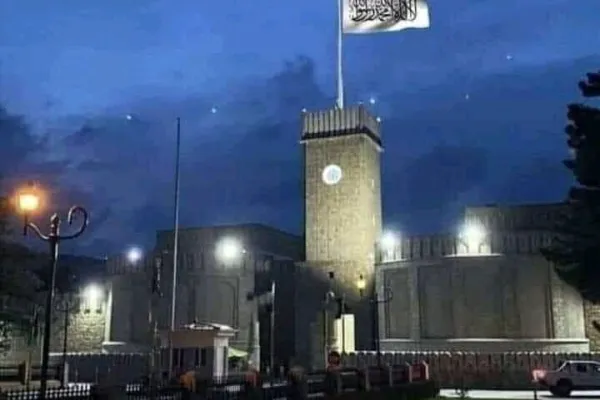 La bandiera talebana sul palazzo presidenziale di Kabul  / Twitter 