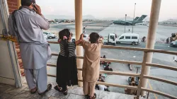 Due bambini all'aeroporto di Kabul / Twitter