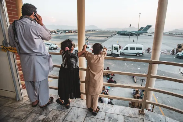 Due bambini all'aeroporto di Kabul / Twitter