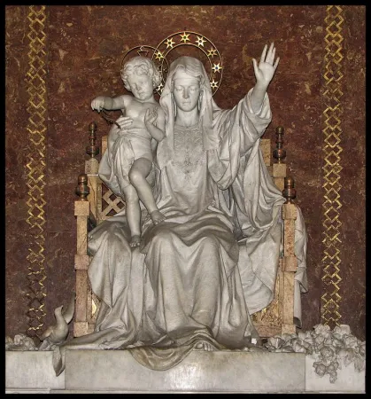 Maria Regina Pacis | La statua di Maria Regina Pacis in Santa Maria Maggiore | Pinterest