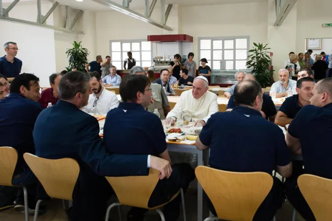 Papa Francesco | Papa Francesco in una immagine del 2014, quando pranzò a  mensa con i dipendenti vaticani | Vatican Media
