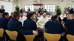 Papa Francesco in una immagine del 2014, quando pranzò a  mensa con i dipendenti vaticani / Vatican Media