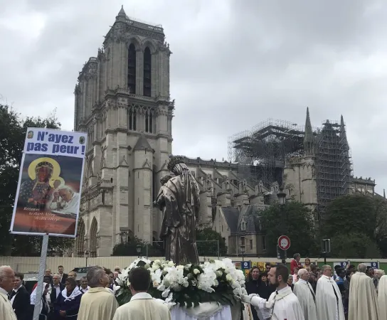Notre Dame | La processione dell'Assunta del 15 agosto 2019 intorno alla cattedrale di Notre Dame a Parigi | da twitter