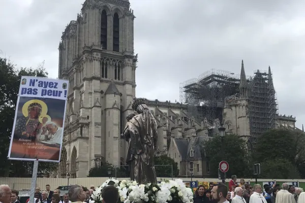 La processione dell'Assunta del 15 agosto 2019 intorno alla cattedrale di Notre Dame a Parigi / da twitter