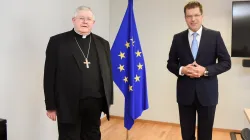 L'arcivescovo Alain Lebeaupin, nunzio presso l'Unione Europea, con il commissario Janez Lenarcic al termine del loro incontro lo scorso 14 luglio / Twitter @JanezLenarcic
