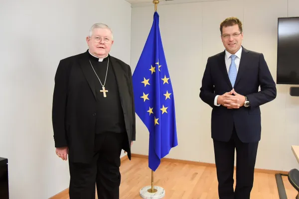 L'arcivescovo Alain Lebeaupin, nunzio presso l'Unione Europea, con il commissario Janez Lenarcic al termine del loro incontro lo scorso 14 luglio / Twitter @JanezLenarcic
