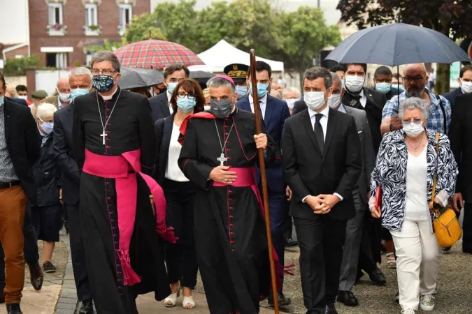 Gli arcivescovi Moulins de Beaufort e Lebrun insieme al ministro degli Interni francese Darmanin durante la marcia per Padre Hamel, 26 luglio 2020 | Twitter @GDarmanin