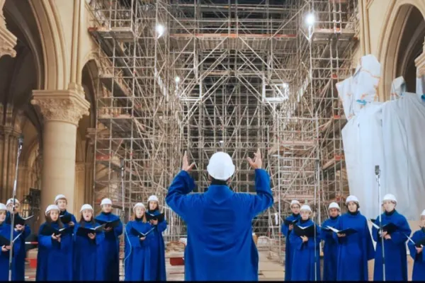 un momento della registrazione nella cattedrale di Parigi / Paris Catholique / YouTube