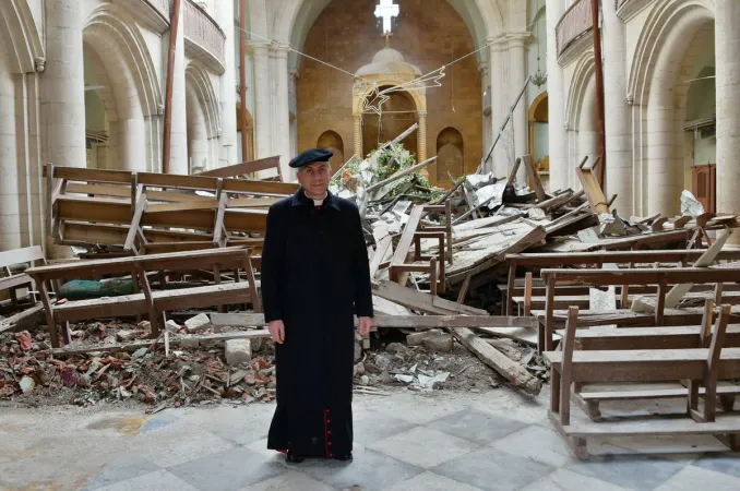 Joseph Tobji | L'arcivescovo maronita di Aleppo Tobji tra le rovine della cattedrale di Mar Elias | ACS 