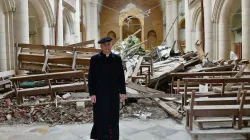 L'arcivescovo maronita di Aleppo Tobji tra le rovine della cattedrale di Mar Elias / ACS 