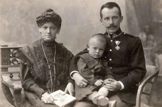 Una foto di Karol Wojtyła con i suoi genitori  |  | pd