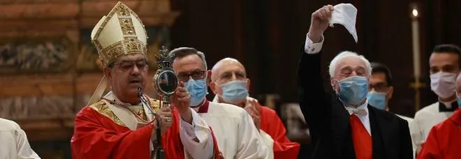 Il cardinale Sepe mostra l'ampolla con il sangue di San Gennaro liquefatto, Napoli, 19 settembre 2020 | Chiesa di Napoli