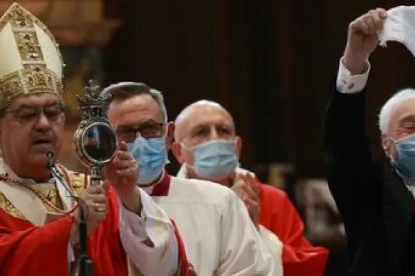 Il cardinale Sepe mostra l'ampolla con il sangue di San Gennaro liquefatto, Napoli, 19 settembre 2020 / Chiesa di Napoli