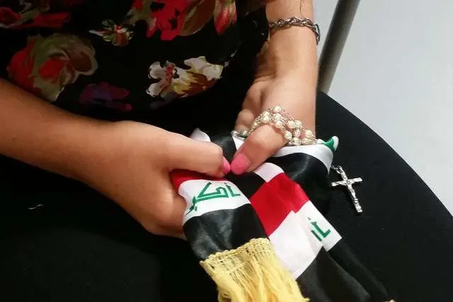 Una donna irachena prega con un rosario |  | Elisa Harris, CNA