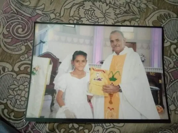 Arzoo Raja in una foto durante la sua Prima Comunione | Aiuto alla Chiesa che Soffre 