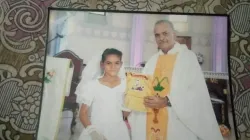 Arzoo Raja in una foto durante la sua Prima Comunione / Aiuto alla Chiesa che Soffre 
