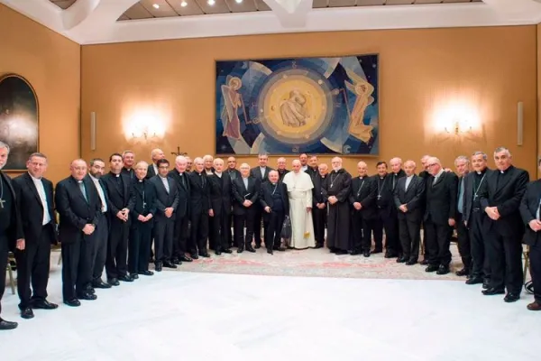 Papa Francesco con i vescovi cileni durante l'incontro a Roma del 15 - 17 maggio 2018 / Vatican Media / ACI Group
