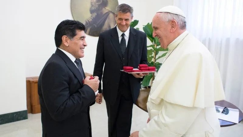 Il Papa e Maradona in una foto di archivio |  | Vatican Media 