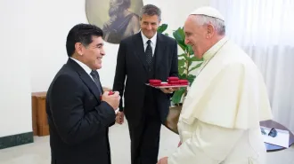 Maradona, un vescovo argentino lo affida alla misericordia di Dio
