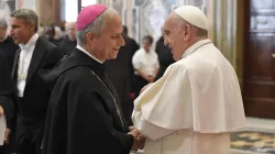 Il vescovo Robert Francis Prevost, nuovo prefetto del Dicastero dei Vescovi, con Papa Francesco / Conferenza Episcopale del Perù