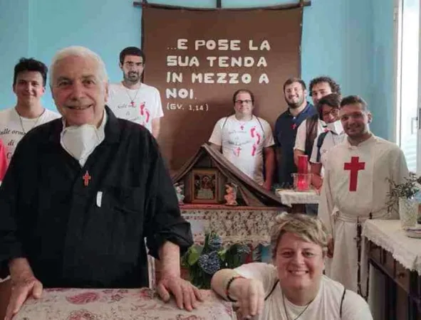 Don Leonardo Grasso | Una immagine di don Leonardo Grasso e i suoi collaboratori nella Tenda di San Camillo, la struttura per malati di AIDS che lui dirigeva | Twitter