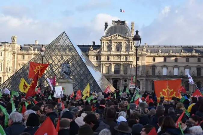 Un momento della marcia del 19 gennaio 2020 a Parigi.  I manifestanti davanti al Louvre | Twitter