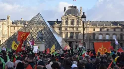 Un momento della marcia del 19 gennaio 2020 a Parigi.  I manifestanti davanti al Louvre / Twitter