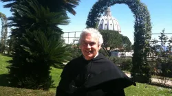 Padre Ermes Ronchi durante una predicazione tv nei Giardini Vaticani / da "A Sua Immagine" 