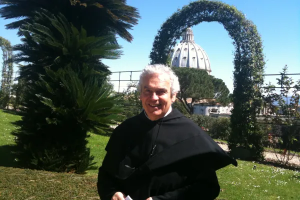 Padre Ermes Ronchi durante una predicazione tv nei Giardini Vaticani / da "A Sua Immagine" 