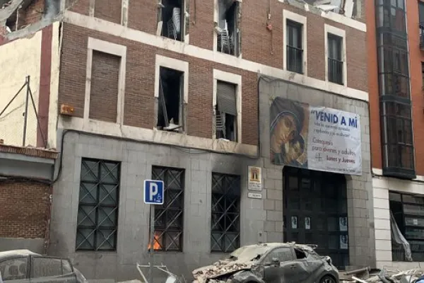 La deflagrazione a Madrid ai locali della parrocchia della Paloma / Twitter @Jnxx251